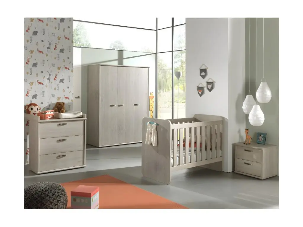 Chambre bébé DANY comprenant un lit 60x120 évolutif en 90x200, une armoire, une commode à langer et un chevet. Coloris chêne.