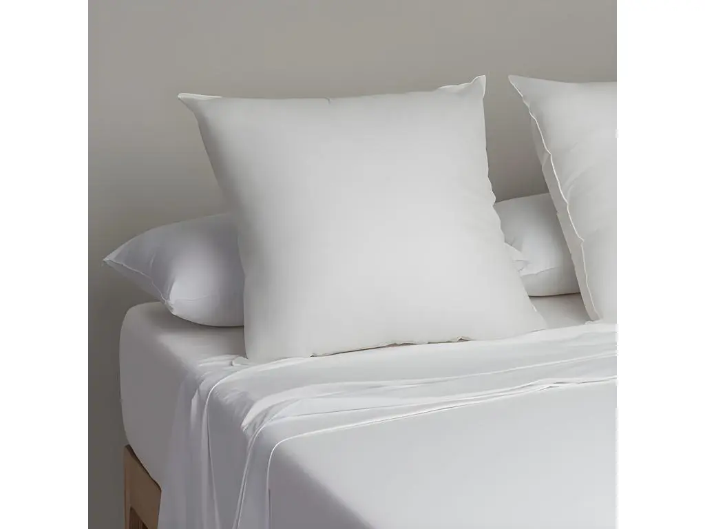 Garnissage du coussin en fibres creuses siliconées et extérieur en polypropylène. 50x70cm